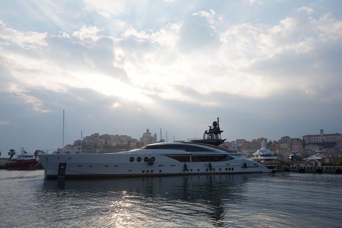 De Lady M van Alexej Mordashov in de haven van het Italiaanse Imperia.