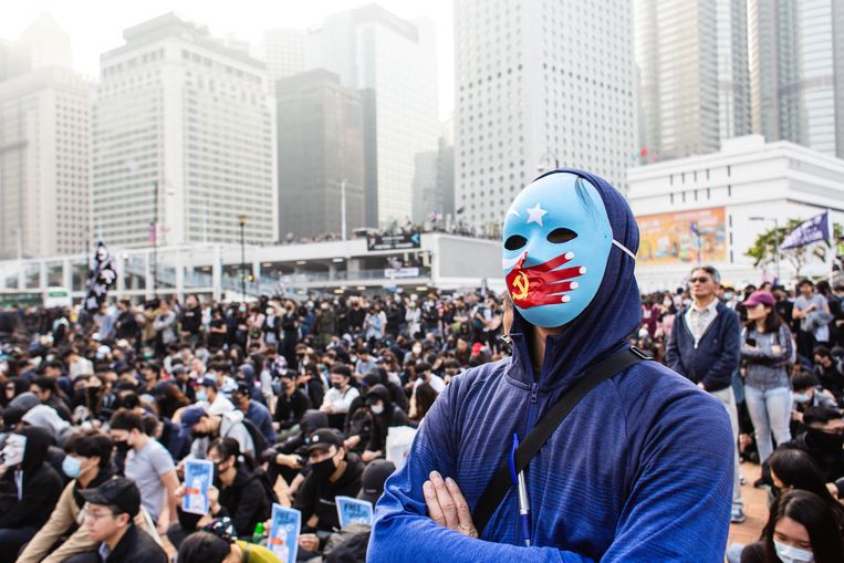 Een gemaskerde demonstrant tijdens een betoging in Hongkong in december 2019, waar geprotesteerd werd tegen de Chinese behandeling van Oeigoeren. Beeld Getty Images