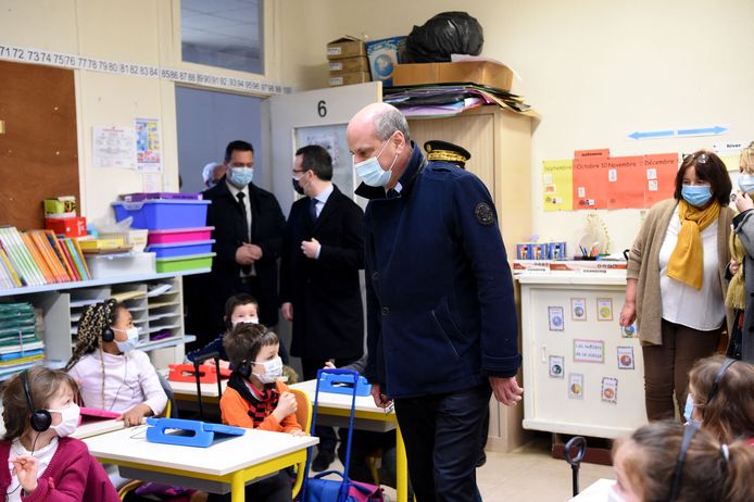 De Franse onderwijsminister Jean-Michel Blanquer op bezoek in een basisschool in La Ferte-Milon vandaag, als deel van de landelijke uitrol van een campagne rond speekseltesten in Franse scholen.