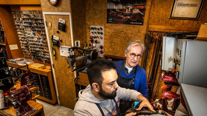Stoppende schoenmaker Bob vindt via Facebook zijn opvolger: Iraniër Assad neemt zaak in Helmond over