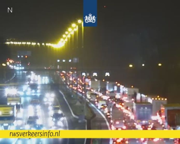 Lange file op A2 van Den