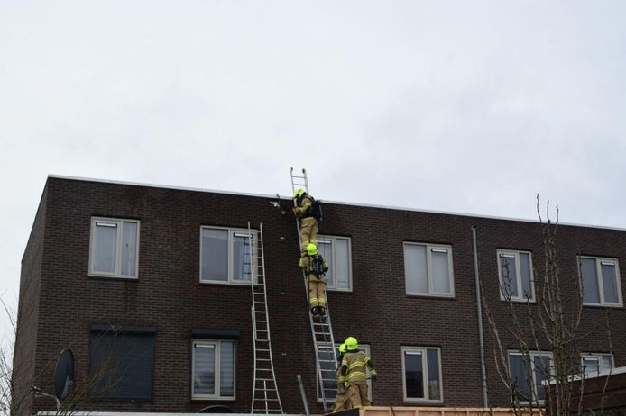 De politie in actie bij het brandje in Arnhem.