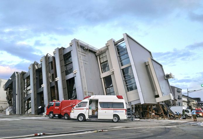 Een omgevallen gebouw na de aardbeving in Wajima, in de prefectuur Ishikawa.