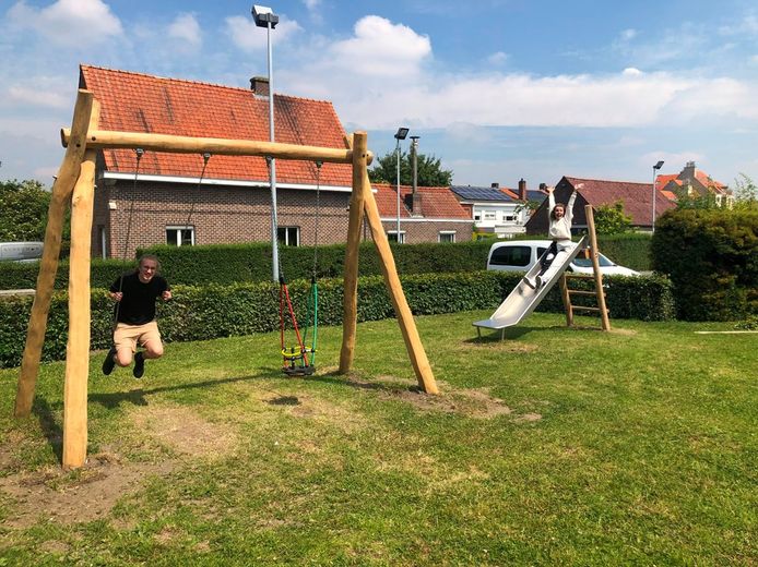 De nieuwe speeltuigen achter Villa Snoeck.