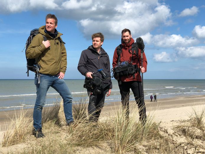 Arnout Hauben, Philippe Niclaes (camera) en Ruben Callens (geluid en drone) tijdens ‘Rond de Noordzee’