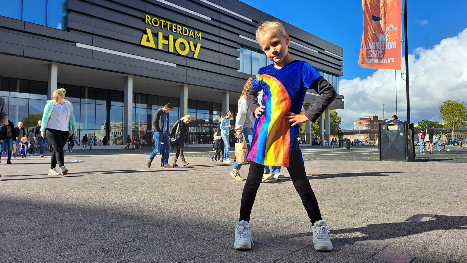 Mayra na het optreden van K3 in Ahoy, Rotterdam, oktober 2022. De regenboogjurk kreeg ze voor haar 5e verjaardag. Het was haar lievelingsjurk. Ze is erin opgebaard en begraven