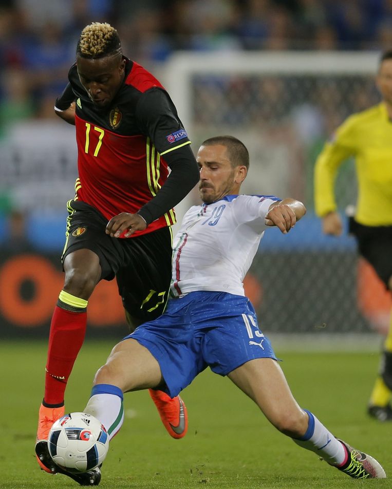 Leonardo Bonucci (Italië) in duel met Divock Origi (België) Beeld afp