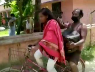 Indiase tiener (15) fietst bijna 1.200 kilometer met vader achterop naar huis