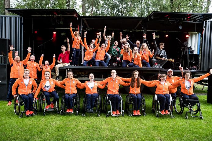 ENorm met rolstoelbasketbalsters en begeleiding, vrijdagmiddag op Papendal.