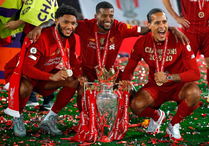 Joe Gomez, Georginio Wijnaldum en Virgil van Dijk met de kampioensbeker.