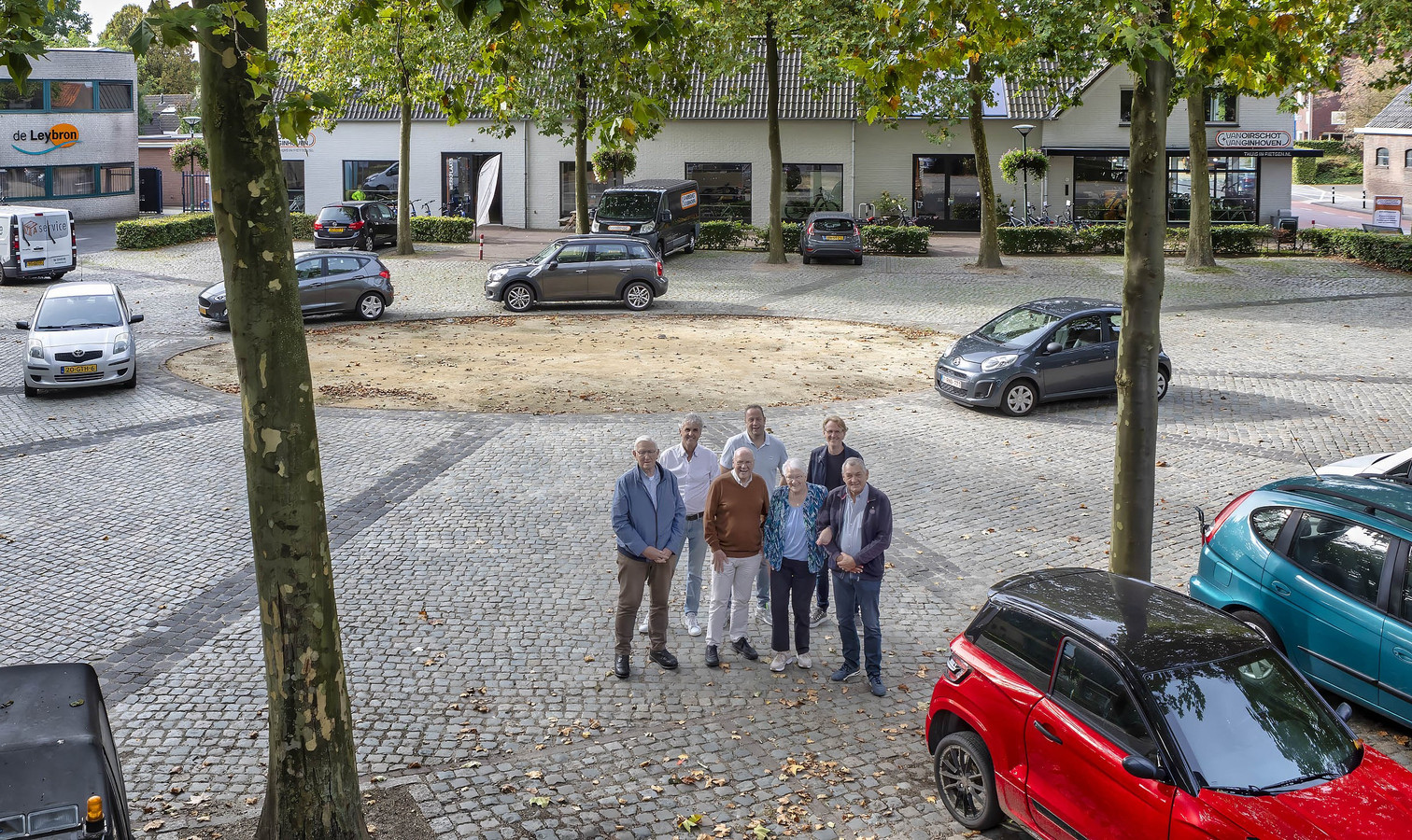 Riel plaatst een kei midden in de zon: smoel voor Dorpsplein | Foto | bd.nl