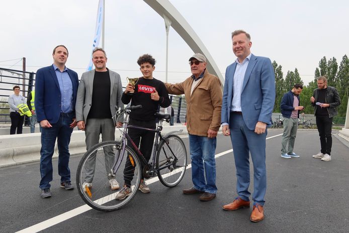 Opening van de nieuwe brug in Muizen door waarnemend burgemeester Alexander Vandersmissen, schepen van openbare werken Patrick Princen, een vertegenwoordiging van Infrabel, verschillende leerlingen van basisschool De Puzzel en lokale wielerheld Julien Stevens.