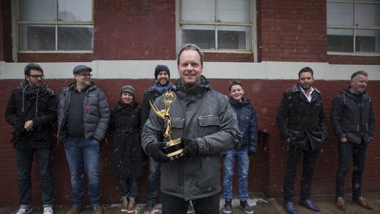 Joram Willink eerder dit jaar, samen met de cast, met de gewonnen Emmy award voor de jeugdfilm Alles Mag. Beeld anp