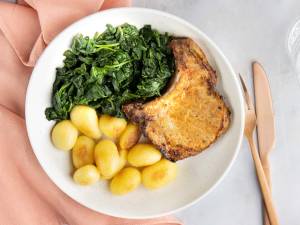 Wat Eten We Vandaag: Karbonade met krieltjes en gewokte spinazie