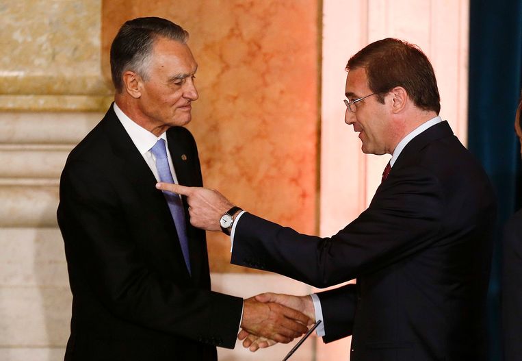 Coelho legde op 30 oktober de eed af in handen van president Silva (l.). Beeld EPA