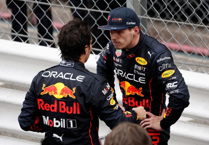 Max Verstappen (r) in gesprek met Sergio Pérez.