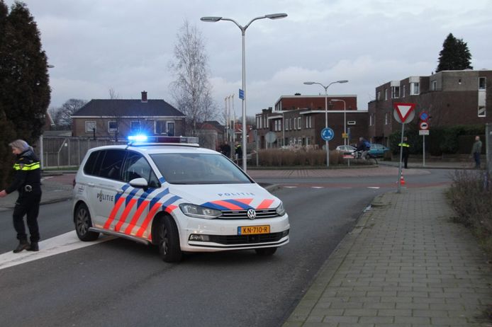 Op de rotonde aan de Bornerbroeksestraat in Almelo is woensdagmiddag een fietser met spoed naar het ziekenhuis gebracht.