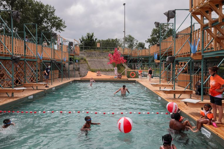 Pool is Cool kwam dit jaar al met een tijdelijk buitenluchtzwembad aan het kanaal in Anderlecht.   Beeld Photo News