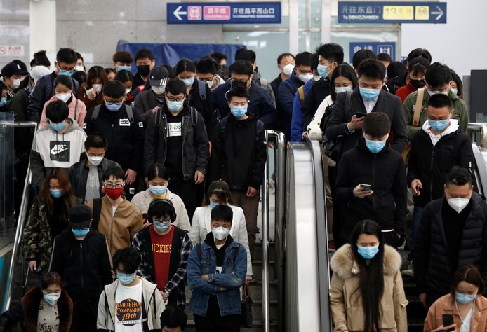 In Peking is het normale leven weer hervat, maar dan wel mét mondmasker.