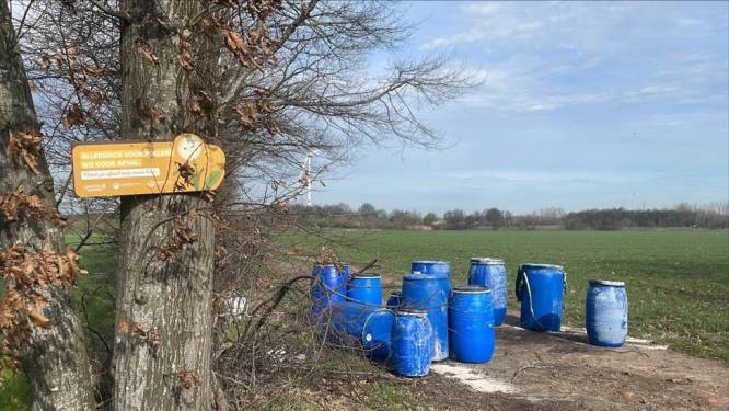 Tien vaten vermoedelijk drugsafval gedumpt 
