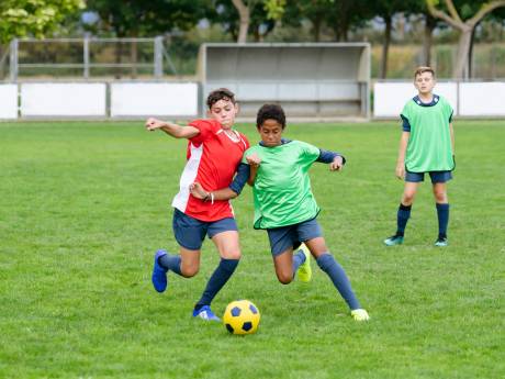 Un jeune footballeur de 15 ans entre la vie et la mort après une bagarre générale
