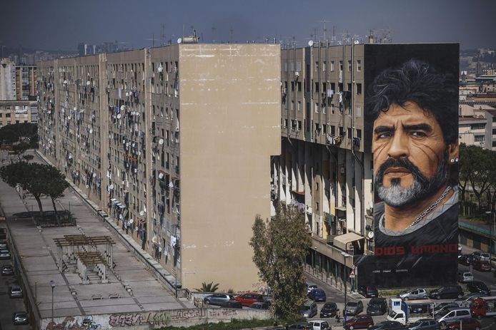 Napels: Een enorme muurschildering in de buurt San Giovanni a Teduccio. Na Maradona's dood werd zijn leven hier gevierd door de Italianen.