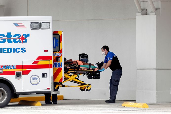 Een Covid-19-patiënt komt aan in het ziekenhuis in Clearwater, Florida.