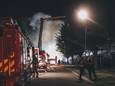 Dikke, witte rookpluimen ontsnappen bij de brand in Lelystad.