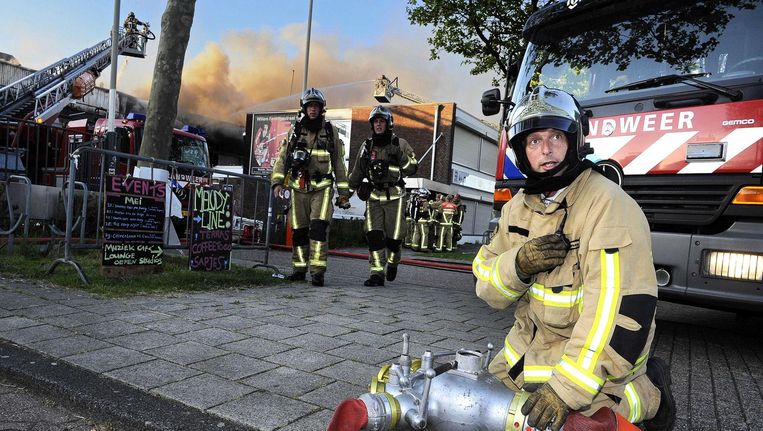 De Amsterdamse brandweer is bezig met het blussen van een brand in 2015 Beeld anp