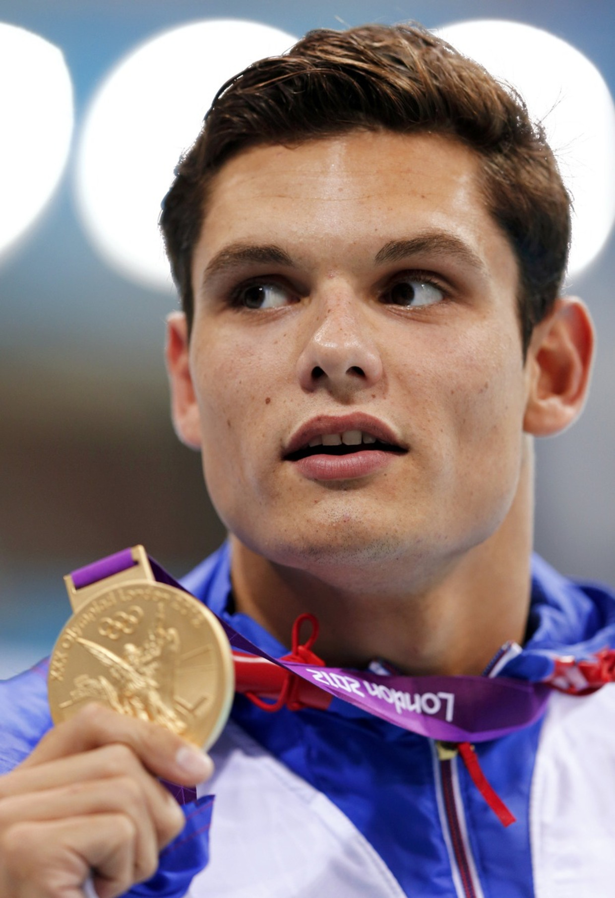 Laure Manaudou vliegt in armen van broer Florent die stunt ...