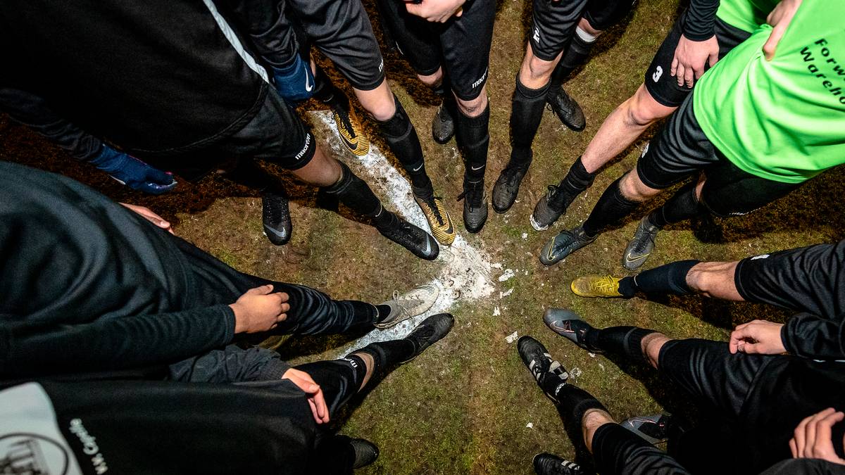 Kale en modderige plekken: zo beroerd ligt het voetbalveld van Capelle  erbij | Rotterdam | AD.nl