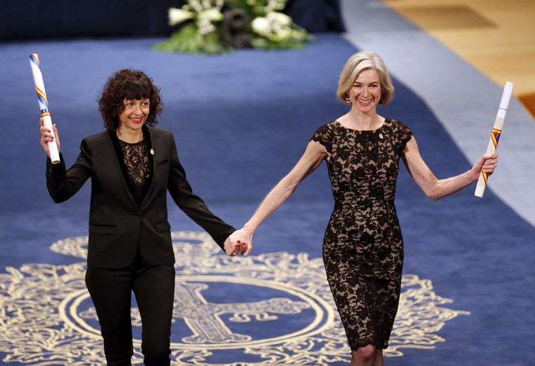 De Nobelprijs voor de scheikunde ging dit jaar naar twee microbiologen: de Amerikaanse Jennifer Doudna (r) en de Frans-Duitse Emmanuelle Charpentier. Beeld EPA