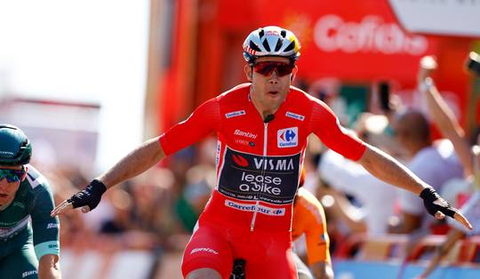 Ritwinst in de rode trui: Wout van Aert troeft Groves af in Vuelta