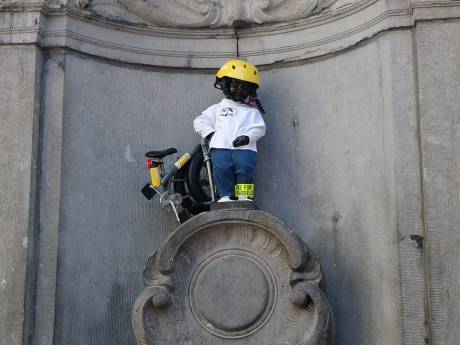 Manneken Pis reçoit un costume de cycliste à l'occasion de la Journée mondiale du vélo