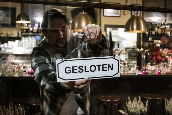 Een bordje met de tekst gesloten op het raam van een cafe in de Jordaan in Amsterdam.