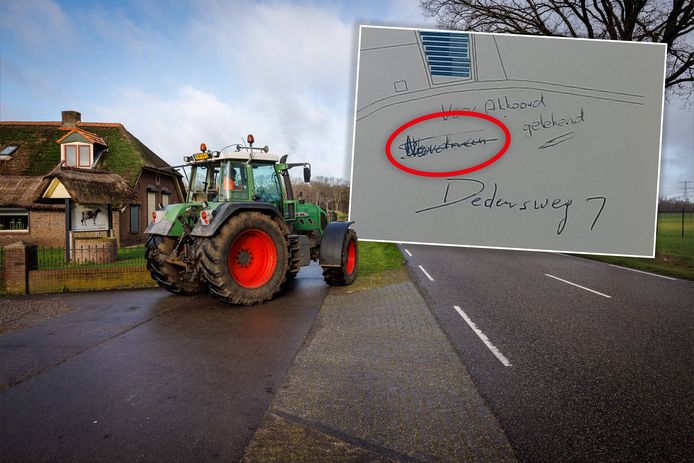 Herman Noordman draait met de trekker z'n erf af. Links zijn woning, aan de andere kant van de weg komt een weiland vol zonnepanelen. Inzet: de betwiste handtekening.