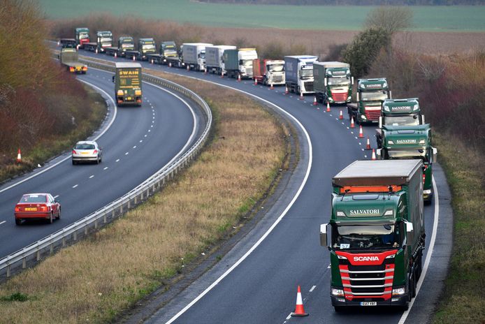 Vrachtwagens staan in de rij tijdens een proefrit naar de haven van Dover, als test voor een no-deal-brexit.