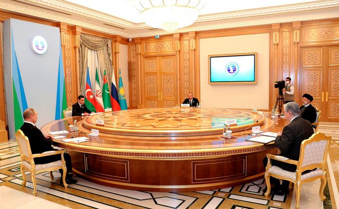 Russian President Vladimir Putin (left and then clockwise), Turkmen President Serdar Berdimuhamedow, Azerbaijani President İlham Əliyev, Iranian President Ebrahim Raisi and Kazakh President Kassym-Jomart Tokayev in the "small meeting room"†