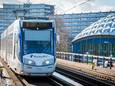 Een Randstadrailtram rijdt door Zoetermeer.