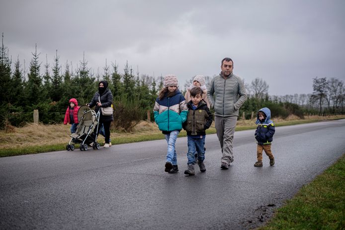Vluchteling Sayed Mirza Asalat met zijn familie, die in de noodopvang op het evenemententerrein vliegveld Twenthe werd opgevangen. Deze noodopvang stopt per 1 april.