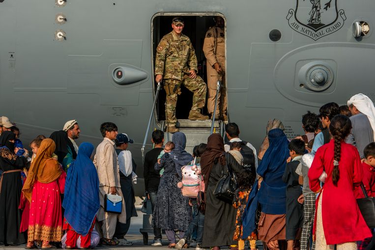 In dit crisiscentrum werken ze dag en nacht aan de evacuatie in Afghanistan