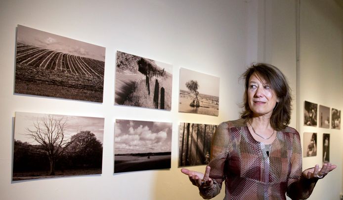 Kristin Verellen, partner van Johan Van Steen, bij enkele van zijn foto's.