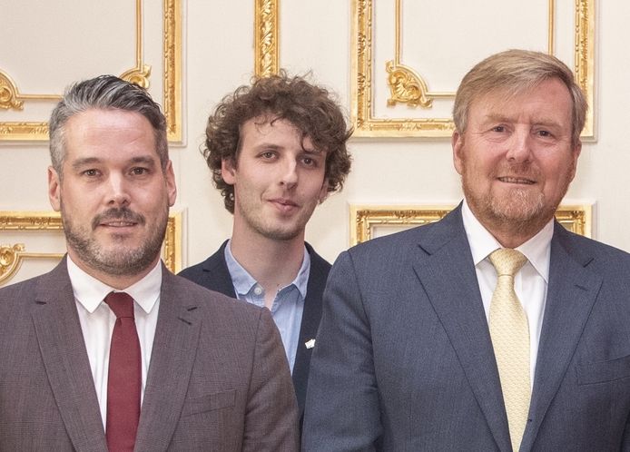 Koning Willem-Alexander met onze royalty-expert Wim Dehandschutter (links).