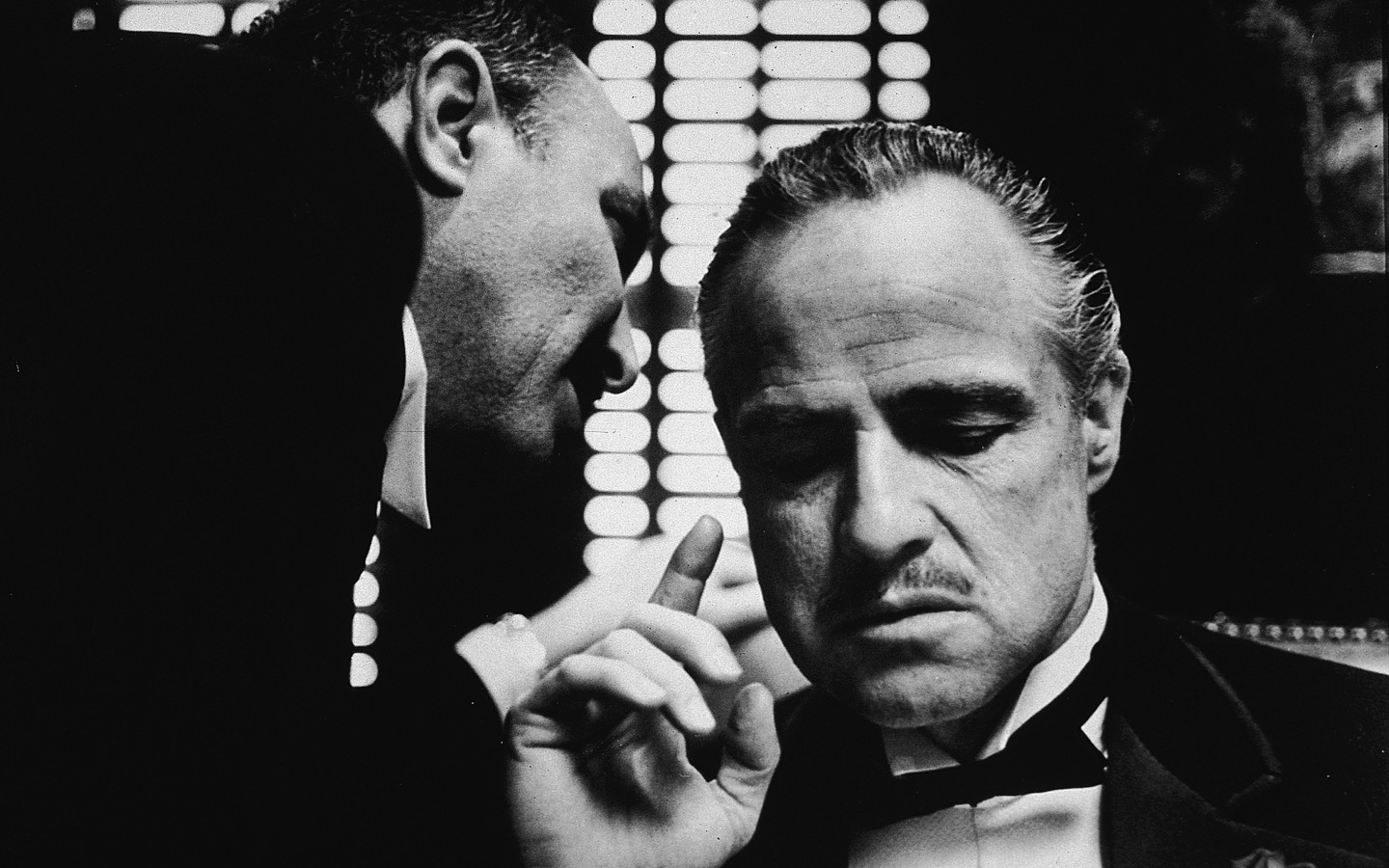 Marlon Brando als Don Vito Corleone in The Godfather. In deze film volg je de Siciliaanse maffiafamilie Corleone, die zich in New York weet op te werken tot een van de belangrijkste bendes in de georganiseerde criminaliteit.
