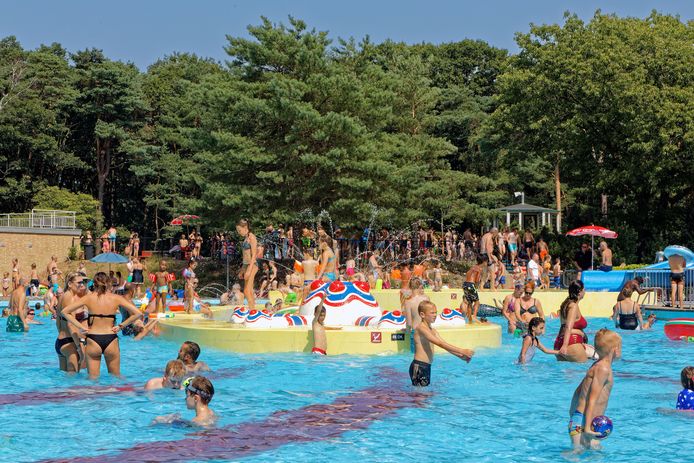 Jong en oud zoekt verkoeling in de chloorbaden van het Staalbergven in Oisterwijk.