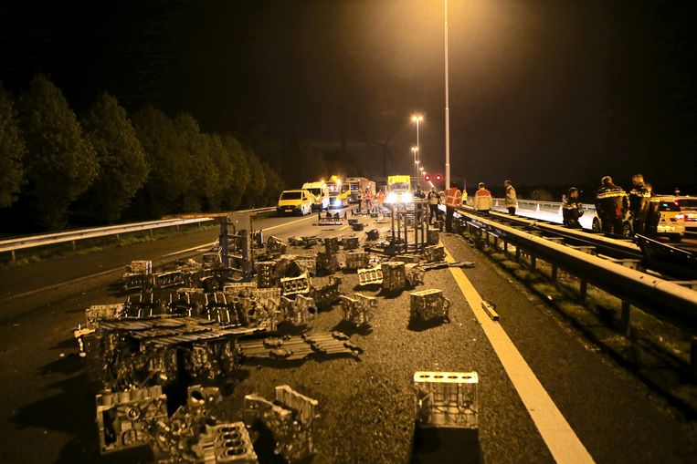Op de A58 sloeg eind april een vrachtwagen die motorblokken vervoerde om. De chauffeur raakte gewond.  Beeld ANP