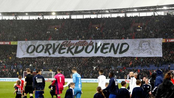 Feyenoord-supporters brengen mooi eerbetoon aan Wim Jansen en Chris Gyan