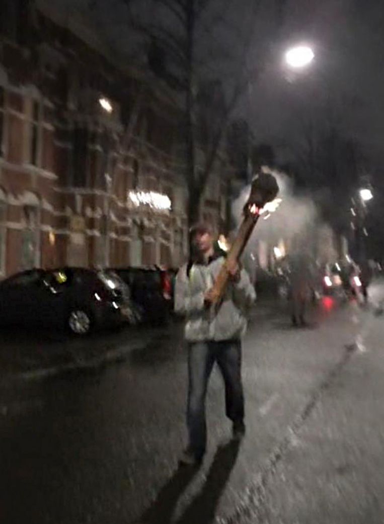 Max van den B. bij het huis van Sigrid Kaag in Den Haag. Beeld 