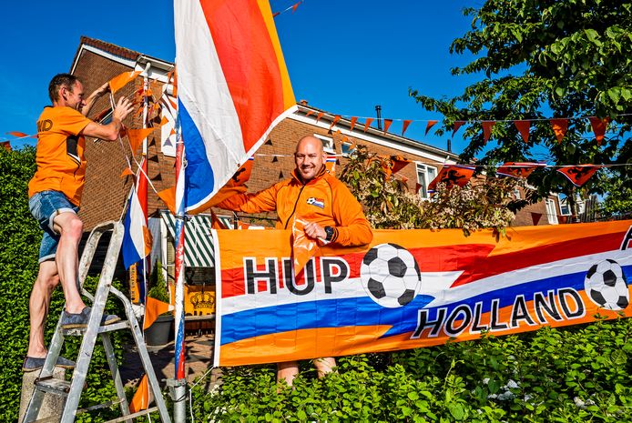 Oranje boven in Nieuwerkerk, ze zijn klaar voor het EK - Hier aan de Verzetstraat Ben Bavius ( R ) vooraan. Foto: Frank de Roo