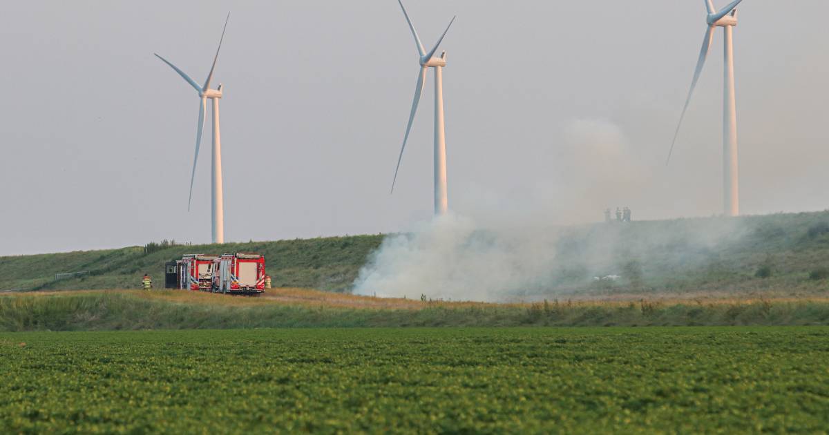 Brandend hooi zet brandweer aan het werk bij Urk en Lelystad.